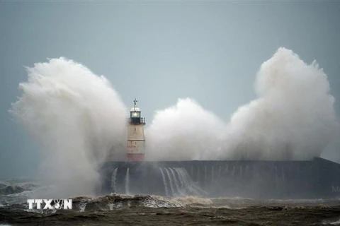 Sóng lớn khi bão Sabine/Ciara chuẩn bị đổ bộ vào bờ biển phía Nam nước Anh ngày 9/2/2020. (Ảnh: AFP/TTXVN)