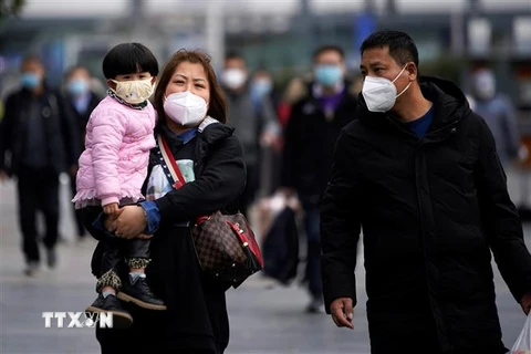 Hành khách đeo khẩu trang đề phòng lây nhiễm virus corona chủng mới tại một nhà ga ở Thượng Hải, Trung Quốc ngày 2/2/2020. (Ảnh: ANI/TTXVN)