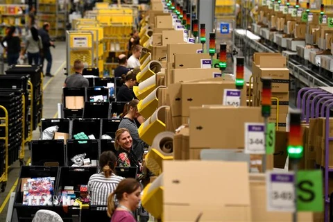 Nhân viên của Amazon chuẩn bị hàng hóa. (Ảnh: AFP/TTXVN)