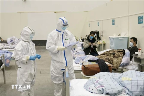 Nhân viên y tế điều trị cho bệnh nhân nhiễm virus corona chủng mới tại bệnh viện dã chiến ở Vũ Hán, tỉnh Hồ Bắc, Trung Quốc, ngày 10/2/2020. (Ảnh: THX/ TTXVN)
