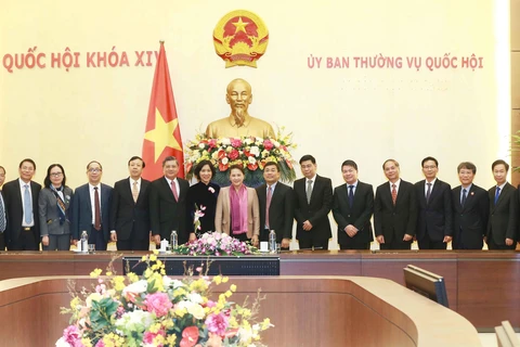 Chủ tịch Quốc hội Nguyễn Thị Kim Ngân với các Đại sứ. (Ảnh: Doãn Tấn/TTXVN)