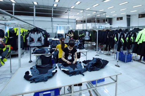Sản xuất các mặt hàng may mặc tại Công ty TNHH Kydo có vốn đầu tư Hàn Quốc tại Khu Công nghiệp Phố nối A, Hưng Yên. (Ảnh: Phạm Kiên/TTXVN)