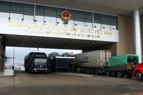 Các xe hàng nông sản chờ làm thủ tục xuất khẩu sang Trung Quốc tại cửa khẩu Lào Cai. (Ảnh: Quốc Khánh/TTXVN)
