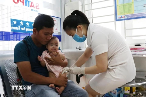 Tiêm vắcxin 6 trong 1 và các bệnh do Haemophilus influenza type b cho trẻ, tại Trung tâm Y tế dự phòng tỉnh Đắk Lắk. (Ảnh: Dương Ngọc/TTXVN)