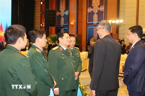Đại tướng Ngô Xuân Lịch với các đại biểu tại Hội nghị hẹp Bộ trưởng Quốc phòng ASEAN. (Ảnh: Dương Giang/TTXVN)