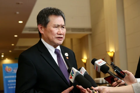Tổng Thư ký ASEAN Lim Jock Hoi trao đổi với báo chí. (Ảnh: Dương Giang/TTXVN)