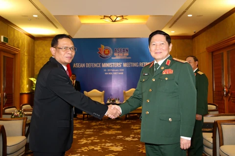 Đại tướng Ngô Xuân Lịch gặp song phương Phó Đô đốc Agus Setiadji, Tổng Thư ký Bộ Quốc phòng Indonesia. (Ảnh: Dương Giang/TTXVN)