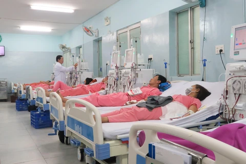 Các bệnh nhân điều trị tại Khoa Thận nhân tạo - Bệnh viện Chợ Rẫy thành phố Hồ Chí Minh. (Ảnh: Đinh Hằng/TTXVN)