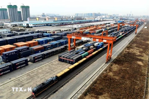 Vận chuyển hàng hóa tại tỉnh Hà Nam, Trung Quốc, ngày 19/2. (Ảnh: THX/TTXVN)