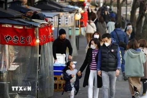 Người dân đeo khẩu trang để phòng tránh lây nhiễm COVID-19 tại Fukuoka, Nhật Bản, ngày 20/2/2020. (Ảnh: Kyodo/ TTXVN)
