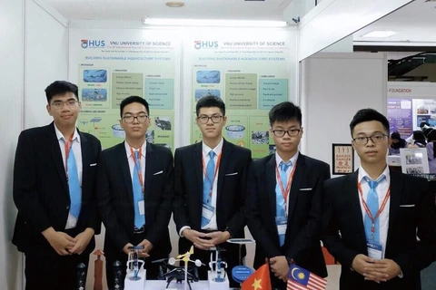 Nhóm học sinh lớp 11 chuyên Lý - Trường chuyên Khoa học Tư nhiên - tại cuộc thi. (Nguồn: Vietnam+)