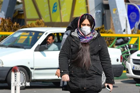 Người dân đeo khẩu trang đề phòng lây nhiễm COVID-19 tại Tehran, Iran ngày 22/2/2020. (Ảnh: AFP/TTXVN)