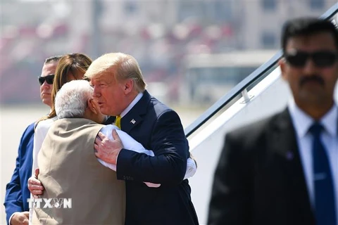 Thủ tướng Ấn Độ Narenda Modi (trái) đón Tổng thống Mỹ Donald Trump tại sân bay quốc tế Sardar Vallabhbhai Patel ở Ahmedabad, Ấn Độ, ngày 24/2/2020. (Ảnh: AFP/ TTXVN)