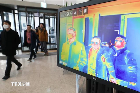 Máy quét thân nhiệt được lắp đặt tại khu nhà Chính phủ ở Sejong, Hàn Quốc, ngày 24/2/2020. (Ảnh: Yonhap/ TTXVN)
