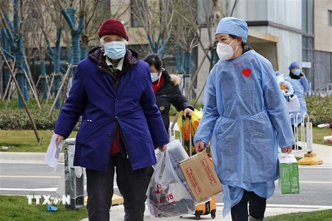Bệnh nhân nhiễm COVID-19 xuất viện sau khi được chữa khỏi tại bệnh viện ở Vũ Hán, tỉnh Hồ Bắc, Trung Quốc, ngày 19/2/2020. (Ảnh: THX/ TTXVN)