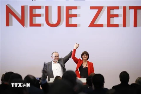 Ông Norbert Walter-Borjans và bà Saskia Esken sau khi được bầu chọn làm hai nhà lãnh đạo mới của đảng SPD tại cuộc họp ở Berlin, Đức,ngày 6/12/2019. (Ảnh: AFP/TTXVN)