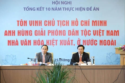 Phó Thủ tướng, Bộ trưởng Bộ Ngoại giao Phạm Bình Minh và Thứ trưởng Bộ Ngoại giao Lê Hoài Trung chủ trì hội nghị. (Ảnh: Văn Điệp/TTXVN)