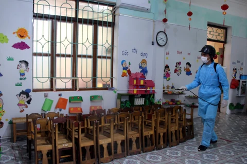 Phun hóa chất tiêu độc khử trùng tại trường Tiểu học Tam Hiệp (Yên Thế, Bắc Giang). (Ảnh: Đồng Thúy/TTXVN)