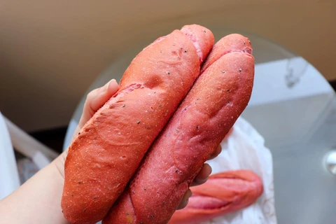 Một hiệu bánh tại Việt Nam đã sử dụng thanh long để làm nên những chiếc bánh mì ngon lành, bắt mắt, nhằm góp phần tiêu thụ hàng triệu tấn thanh long đang ùn tắc tại cửa khẩu vì dịch COVID-19.