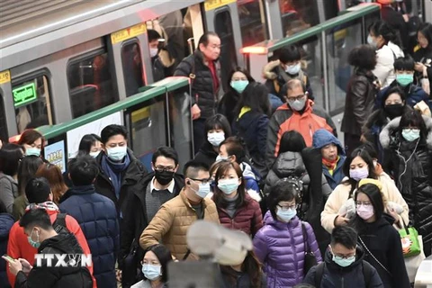  Người dân đeo khẩu trang để phòng tránh lây nhiễm COVID-19 tại Đài Bắc, Đài Loan, Trung Quốc, ngày 30/1/2020. (Ảnh: AFP/ TTXVN)