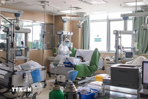 Nhân viên y tế điều trị cho bệnh nhân nhiễm COVID-19 tại bệnh viện ở Vũ Hán, tỉnh Hồ Bắc, Trung Quốc, ngày 22/2/2020. (Ảnh: THX/ TTXVN)