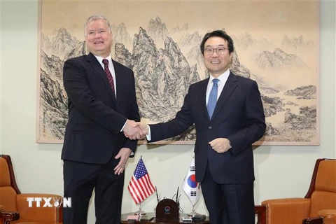Trưởng đoàn đàm phán hạt nhân Hàn Quốc Lee Do-hoon (phải) và người đồng cấp Mỹ Stephen Biegun (trái) tại cuộc gặp ở Seoul ngày 16/12/2019. (Ảnh: Yonhap/TTXVN)