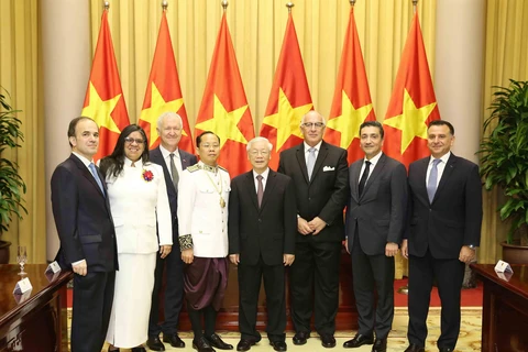 Tổng Bí thư, Chủ tịch nước Nguyễn Phú Trọng chụp ảnh chung các Đại sứ. (Ảnh: Phương Hoa/TTXVN)