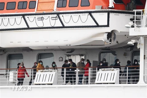 Hành khách trên du thuyền Diamond Princess, được cách ly tại cảng ở Yokohama, Nhật Bản ngày 14/2/2020. (Ảnh: AFP/TTXVN)