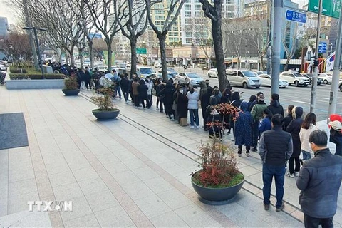 Người dân xếp hàng chờ mua khẩu trang tại Daegu, Hàn Quốc, ngày 27/2/2020, trong bối cảnh bùng phát dịch COVID-19. (Ảnh: Yonhap/ TTXVN)