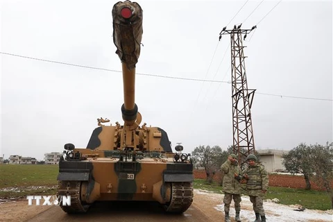Binh sỹ và xe quân sự Thổ Nhĩ Kỳ được triển khai tại thị trấn Binnish, tỉnh Idlib, Syria, ngày 12/2/2020. (Ảnh: AFP/ TTXVN)