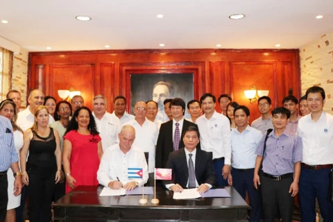 Chủ tịch Công ty Prodimat Cuba và Đại diện Tổng Công ty Viglacera ký hợp đồng ra mắt liên doanh sản xuất Vật liệu xây dựng Saving. (Nguồn: Viglacera.com.vn)