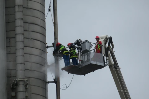 Lắp cùm và bơm kem cho vị trí bị thủng đường ống hơi nước trên tháp T-2103, phân xưởng Thu hồi Propylene. (Nguồn: Vietnam+)