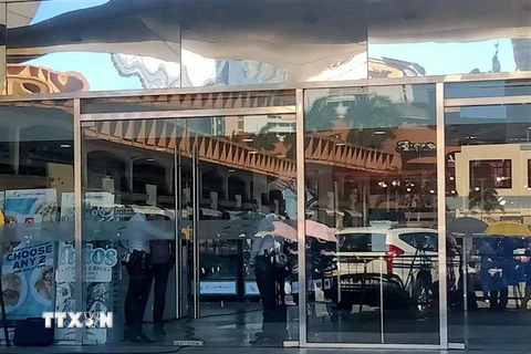 Cảnh sát Philippines phong tỏa trung tâm mua sắm Greenhills V-Mall ở Manila, sau khi hàng chục người bị bắt làm con tin ngày 2/3/2020. (Ảnh: THX/TTXVN)
