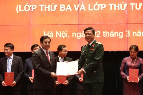 Đồng chí Phạm Minh Chính, Ủy viên Bộ Chính trị, Bí thư Trung ương Đảng, Trưởng Ban Tổ chức Trung ương trao Giấy chứng nhận tốt nghiệp cho các học viên. ((Ảnh: Văn Điệp/TTXVN)