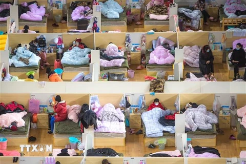 Bệnh nhân nhiễm COVID-19 được điều trị tại bệnh viện dã chiến ở Vũ Hán, tỉnh Hồ Bắc, Trung Quốc, ngày 17/2/2020. (Ảnh: THX/TTXVN)