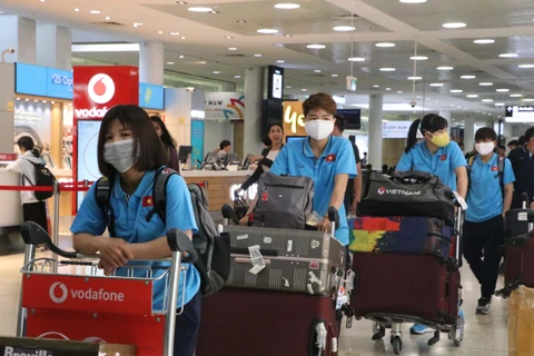 Đội tuyển bóng đá nữ Việt Nam tới sân bay quốc tế Sydney sáng ngày 3/3. (Ảnh: Nguyễn Minh/TTXVN)