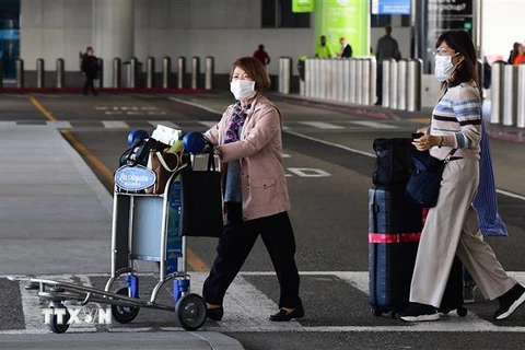 Người dân đeo khẩu trang đề phòng lây nhiễm COVID-19 tại thành phố Los Angeles, bang California, Mỹ ngày 2/3/2020. (Ảnh: AFP/TTXVN)