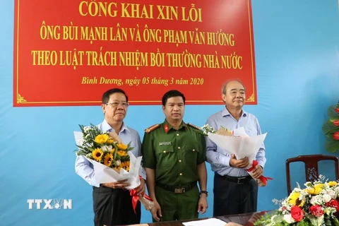 Buổi công khai xin lỗi ông Bùi Mạnh Lân và ông Phạm Văn Hướng. (Ảnh: Nguyễn Văn Việt/TTXVN)