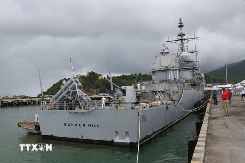 Tàu USS Bunker Hill (CG52) cập cảng Tiên Sa, thành phố Đà Nẵng. (Ảnh: Quốc Dũng/TTXVN)