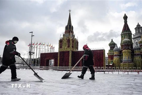 Người dân đeo khẩu trang phòng tránh lây nhiễm dịch COVID-19 tại Moskva, Nga. (Ảnh: AFP/TTXVN)
