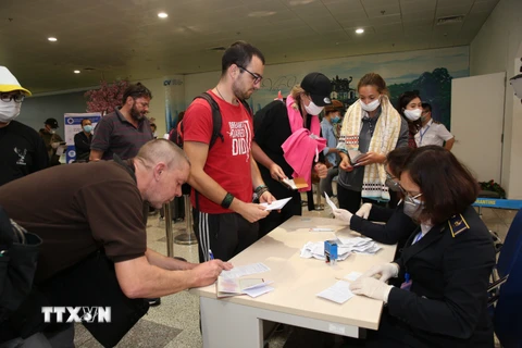 Hành khách nhập cảnh làm thủ tục khai báo y tế tại cửa khẩu Sân bay quốc tế Nội Bài (Hà Nội), chiều 7/3. 