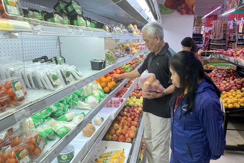 Người dân lựa chọn mua đồ tại hê thống siêu thị Vinmart (thành phố Hưng Yên). (Ảnh: Phạm Kiên/TTXVN)