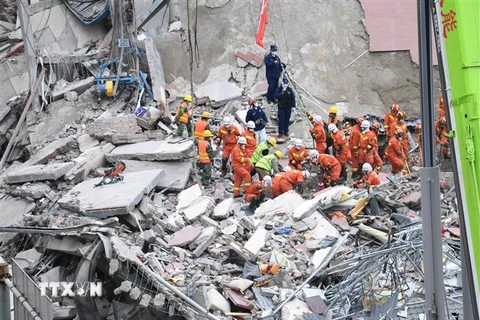Nhân viên cứu hộ nỗ lực tìm kiếm các nạn nhân trong vụ sập khách sạn ở Tuyền Châu, tỉnh Phúc Kiến, Trung Quốc, ngày 8/3. (Ảnh: THX/TTXVN)