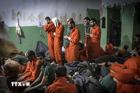 Các đối tượng được cho là thành viên Tổ chức Nhà nước Hồi giáo (IS) tự xưng tại một nhà tù ở thành phố Hasakeh, miền Đông Bắc Syria ngày 26/10/2019. (Ảnh: AFP/TTXVN)