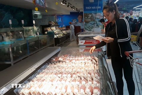 Người tiêu dùng mua thịt sạch tại siêu thị Vinmart. (Ảnh: Đỗ Phương Anh/TTXVN)