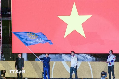 Bộ trưởng Văn hóa, Thể thao và Du lịch Việt Nam Nguyễn Ngọc Thiện nhận cờ đăng cai SEA Games 31. (Ảnh: Hoàng Linh/TTXVN)