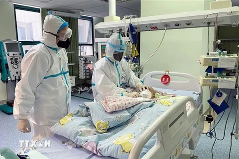 Nhân viên y tế điều trị cho bệnh nhân 14 tháng tuổi nhiễm COVID-19 tại bệnh viện nhi Vũ Hán, tỉnh Hồ Bắc, Trung Quốc ngày 6/2/2020. (Ảnh: THX/TTXVN)