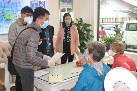 Khách du lịch nước ngoài lưu trú tại huyện Hoa Lư, tỉnh Ninh Bình khai báo y tế. (Ảnh: Thùy Dung/TTXVN)