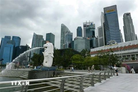 Khách du lịch thăm Công viên Merlion ở Singapore, ngày 6/3. (Ảnh: AFP/TTXVN)