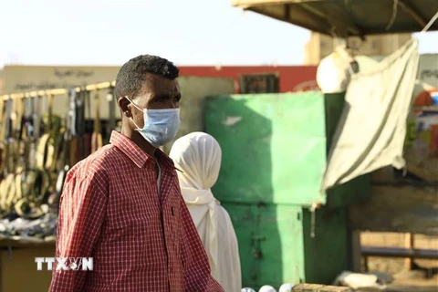 Người dân đeo khẩu trang phòng lây nhiễm COVID-19 tại Khartoum, Sudan ngày 14/3/2020. (Ảnh: THX/TTXVN)